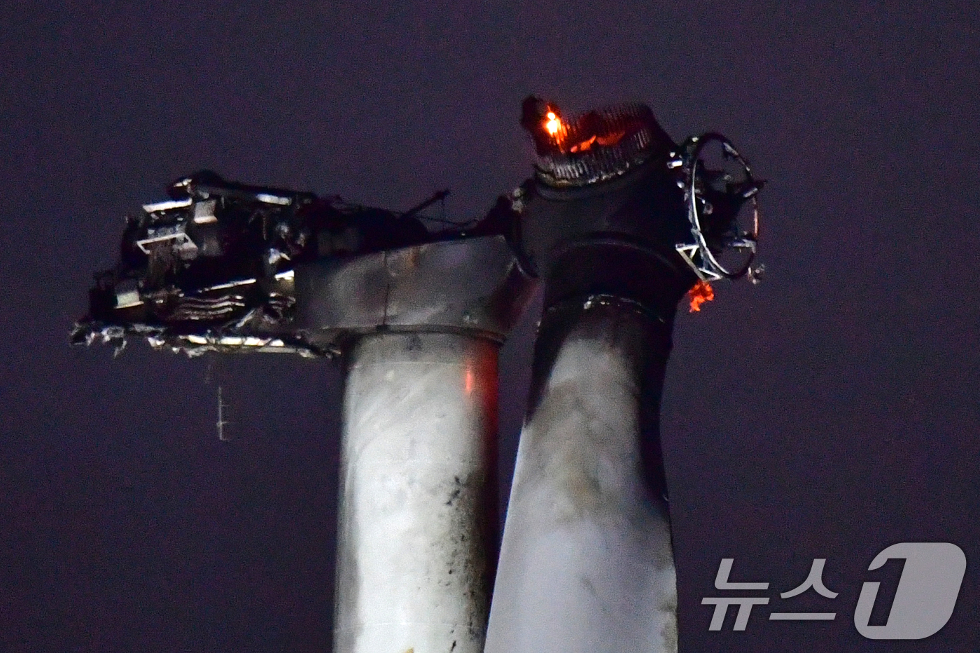 (영덕=뉴스1) 최창호 기자 = 23일 오후 경북 영덕군 창포리 풍력발전단지 내 풍력발전기에서 발생한 화재로 발전기 상부 타워와 블레이드  3개가 불에 탔다.소방당국이 고가사다리차 …