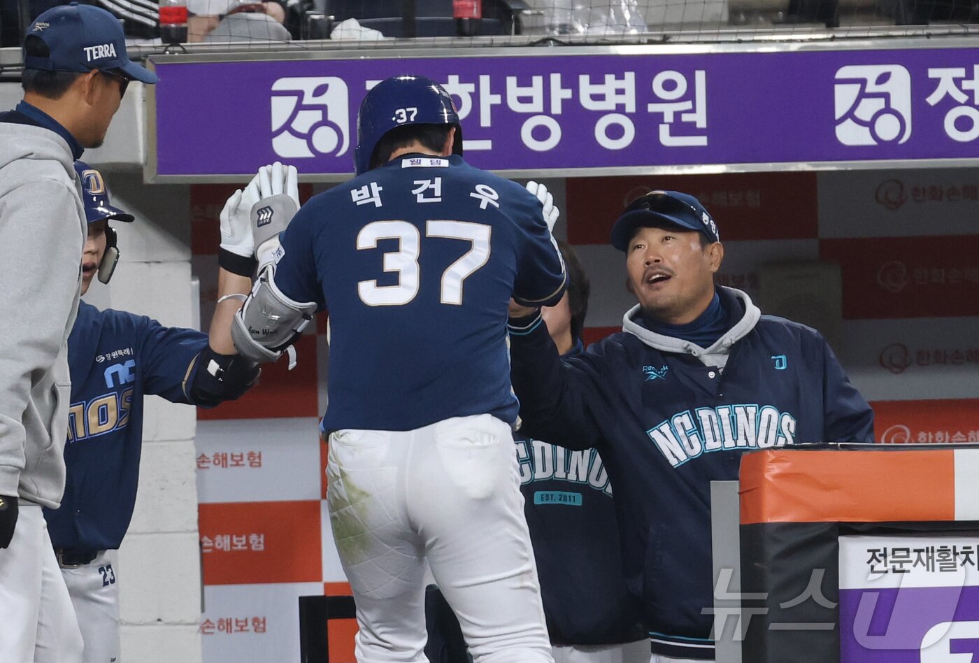 본문 이미지 - 23일 대전 한화생명볼파크에서 열린 2026 신한 SOL KBO리그 NC 다이노스와 한화 이글스의 시범경기에서 8회초 NC 박건우가 한화 왕옌청에게 1점 홈런을 치며 이호준 감독의 환영을 받고 있다. 2026.3.23 ⓒ 뉴스1 김기남 기자