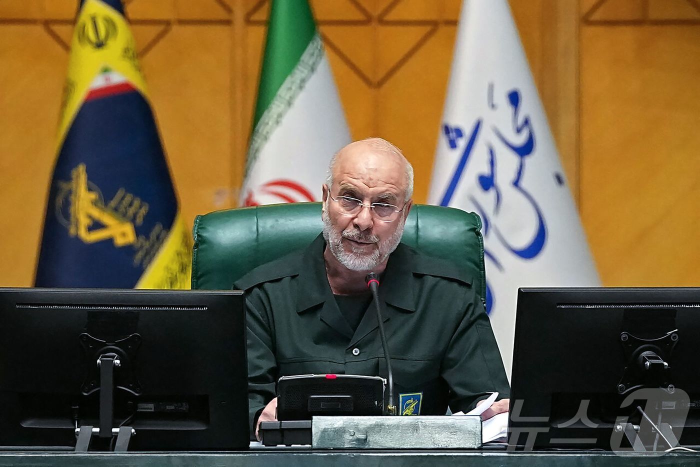 본문 이미지 - 이란 의회 의장 모하마드 바게르 갈리바프가 이란 혁명수비대(IRGC) 제복을 착용한 채 지난 2월 11일 테헤란에서 열린 회의를 주재하고 있다.ⓒ AFP=뉴스1