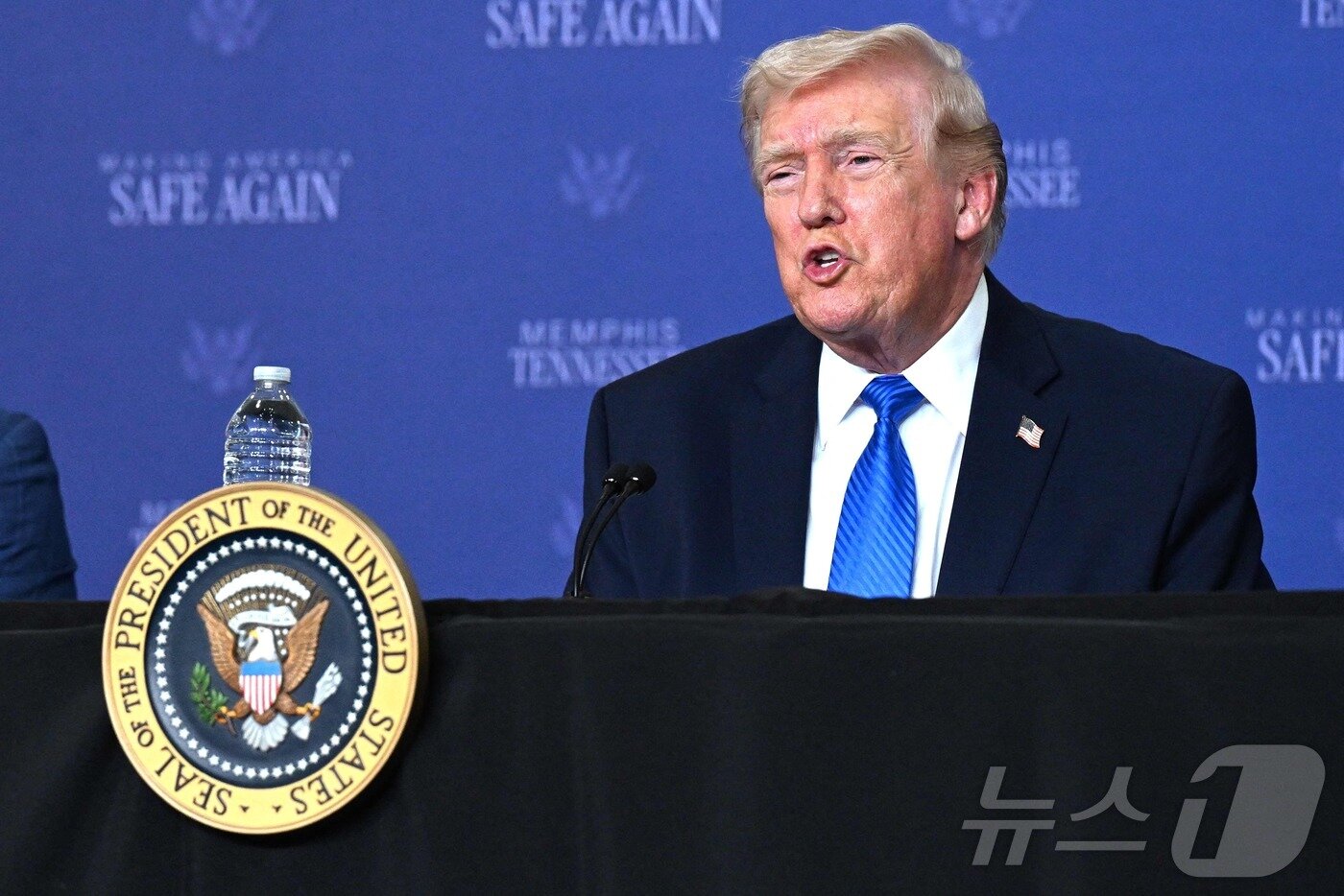 본문 이미지 - 도널드 트럼프 미국 대통령이 23일(현지시간) 테네시주 멤피스에서 열린 멤피스 안전 태스크포스(TF) 라운드 테이블 행사에서 연설하고 있다. 2026.03.23. ⓒ AFP=뉴스1