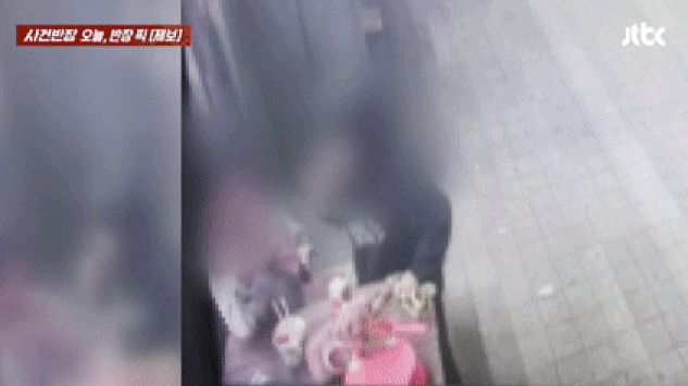 엄마가 피우던 담배 10살 딸에게, 딸은 동생에게 연기 후~…반려견엔 '매질'[영상]