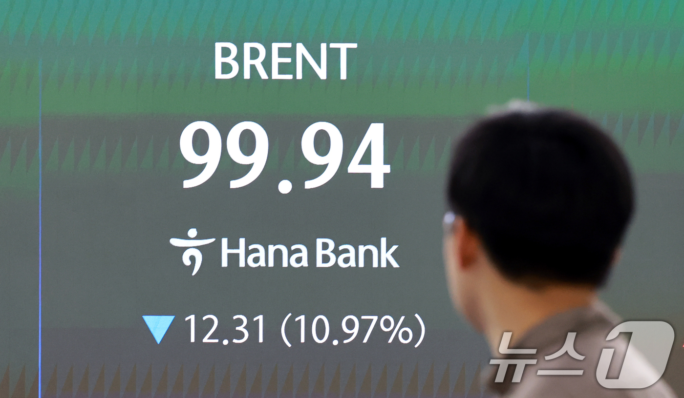 (서울=뉴스1) 이호윤 기자 = 24일 서울 중구 하나은행 딜링룸 전광판에 국제 유가 가격이 표시되어 있다. 앞서 도널드 트럼프 미국 대통령이 예고한 이란 발전소 공격을 보류하고 …