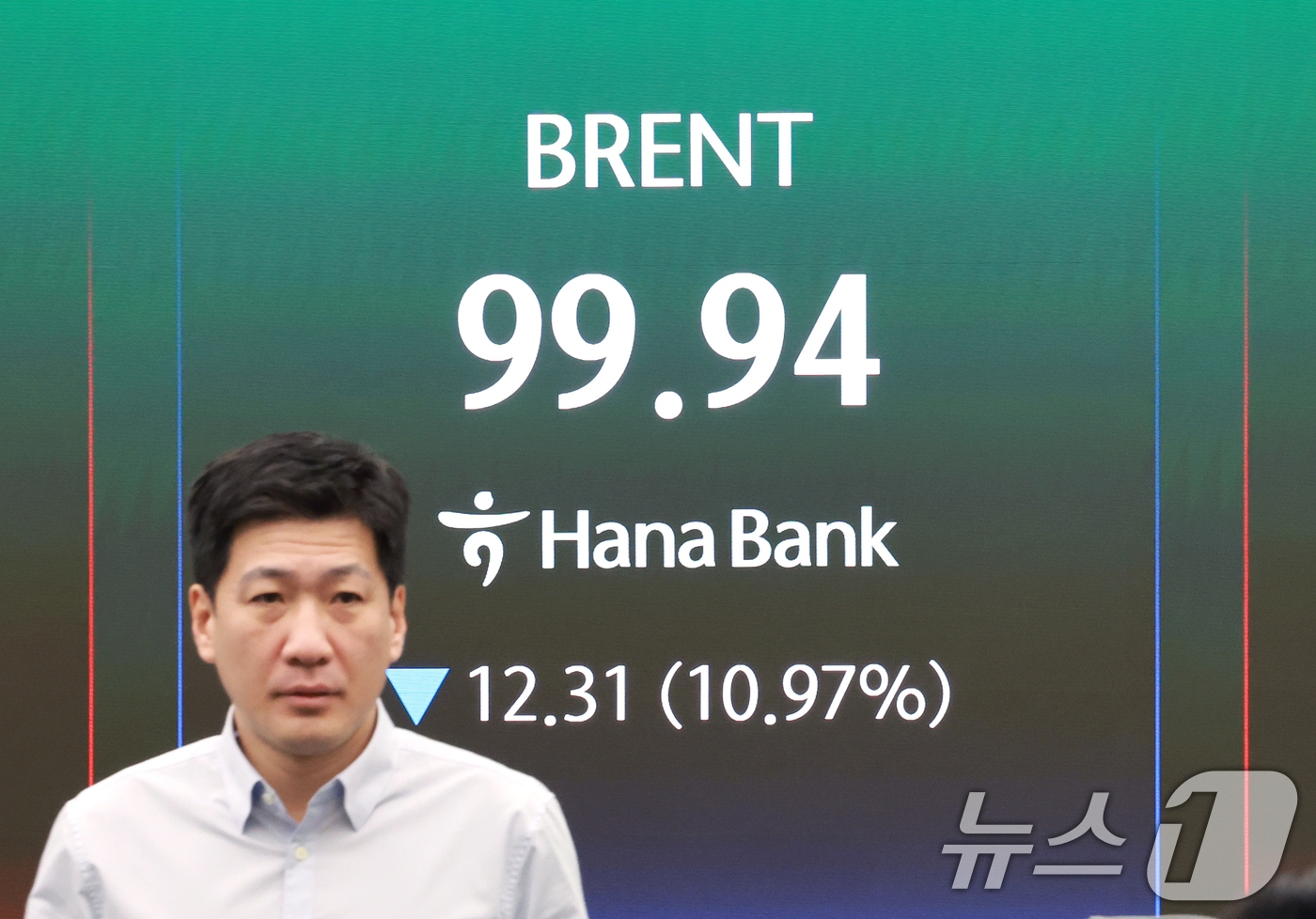 (서울=뉴스1) 이호윤 기자 = 24일 서울 중구 하나은행 딜링룸 전광판에 국제 유가 가격이 표시되어 있다. 앞서 도널드 트럼프 미국 대통령이 예고한 이란 발전소 공격을 보류하고 …