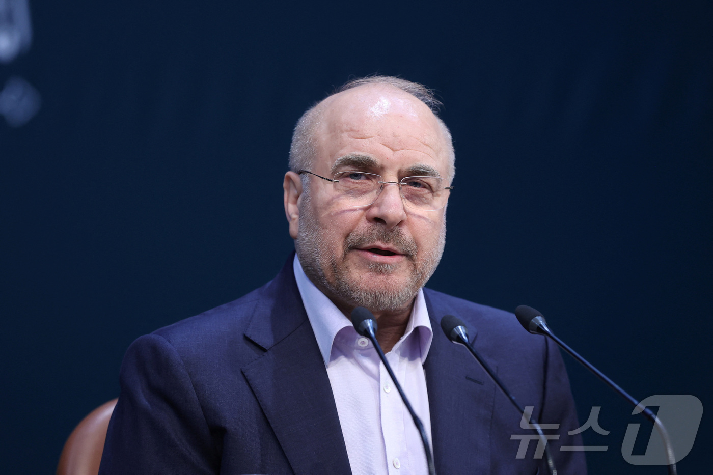 (테헤란 로이터=뉴스1) 김경민 기자 = 모하마드 바게르 갈리바프 이란 의회 의장이 2024년 11월 테헤란에서 열린 기자회견에서 발언하고 있다. 2024.11.27ⓒ 로이터=뉴스 …