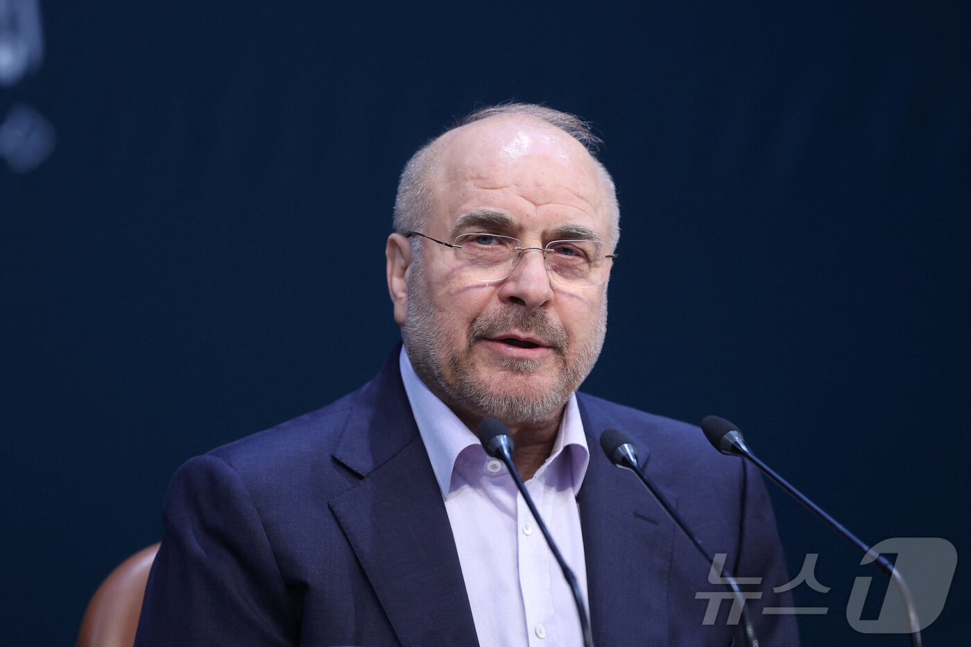 본문 이미지 - 도널드 트럼프 미국 행정부가 이란 측 대화 상대로 간주하는 것으로 알려진 모하마드 바게르 갈리바프 이란 국회의장. 2024년 11월 테헤란에서 열린 기자회견에서 발언하는 모습이다. 2024.11.27 ⓒ 로이터=뉴스1