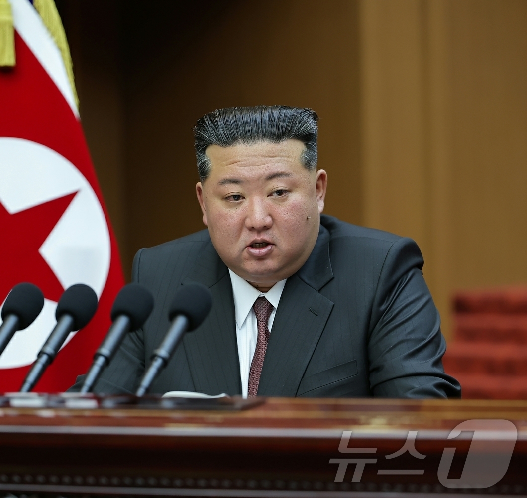 (평양 노동신문=뉴스1) = 북한 노동당 기관지 노동신문은 24일 "최고인민회의 제15기 제1차회의 2일 회의가 23일에 진행됐다"며 김정은 당 총비서의 시정연설 내용을 전했다.[ …