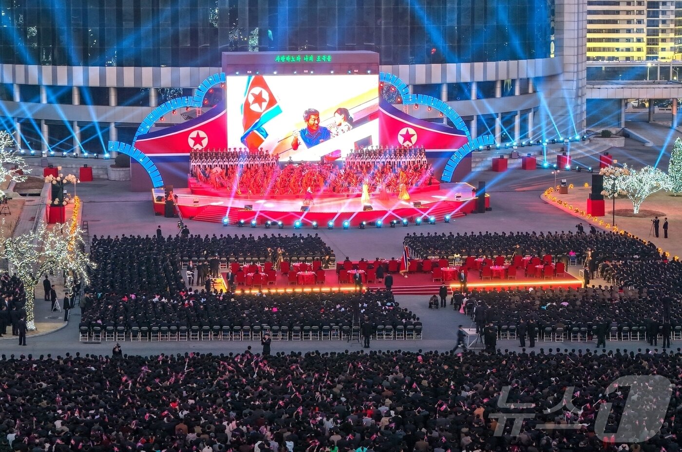 본문 이미지 - (평양 노동신문=뉴스1) = 북한 노동당 기관지 노동신문은 24일 "김정은 동지를 국가 수반으로 또다시 높이 추대한 크나큰 영광과 환희로 온 나라가 끝없이 설레이는 속에 최고인민회의 제15기 제1차회의의 성과를 축하하는 예술인들의 공연이 3월 23일 진행됐다"라고 보도했다. [국내에서만 사용가능. 재배포 금지. DB 금지. For Use Only in the Republic of Korea. Redistribution Prohibited] rodongphoto@news1.kr