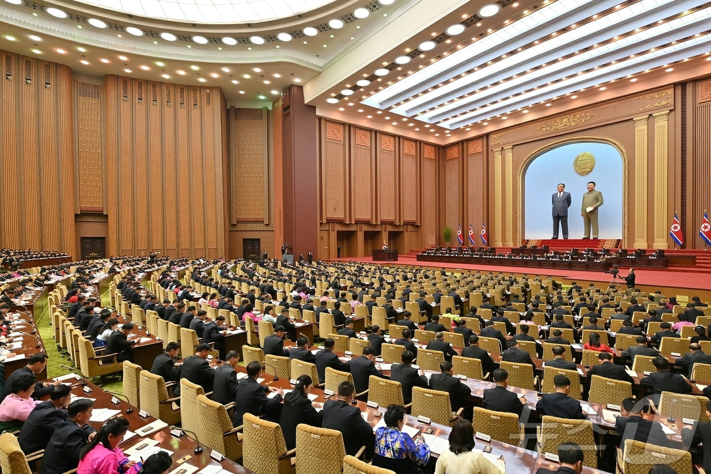 (평양 노동신문=뉴스1) = 북한 노동당 기관지 노동신문은 24일 "최고인민회의 제15기 제1차회의 2일 회의가 23일에 진행됐다"며 김정은 당 총비서의 시정연설 내용을 전했다.[ …