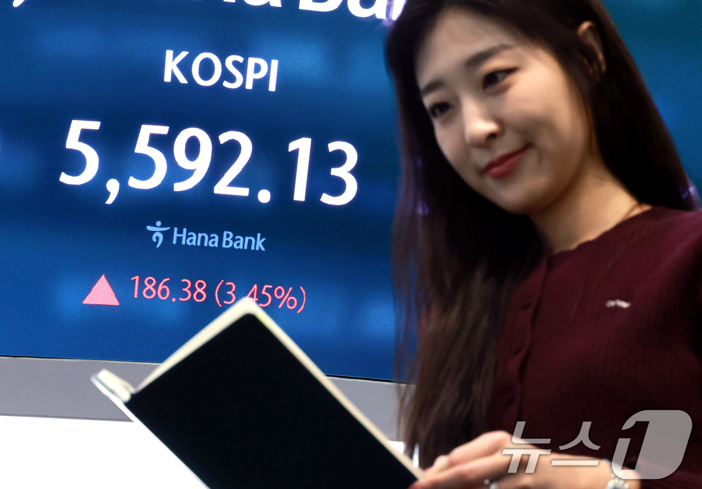 (서울=뉴스1) 이호윤 기자 = 24일 서울 중구 하나은행 딜링룸 전광판에 증시 시황이 표시되고 있다. 이날 코스피는 전 거래일 대비 232.45포인트(4.30%) 오른 5638. …