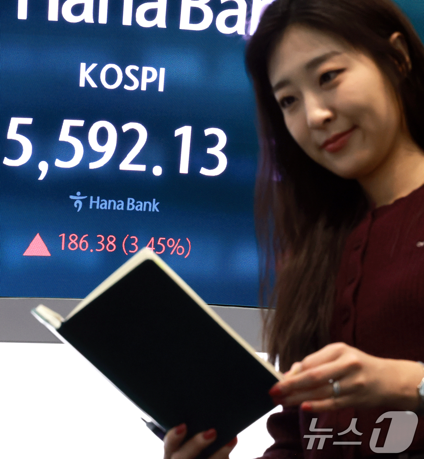 (서울=뉴스1) 이호윤 기자 = 24일 서울 중구 하나은행 딜링룸 전광판에 증시 시황이 표시되고 있다. 이날 코스피는 전 거래일 대비 232.45포인트(4.30%) 오른 5638. …