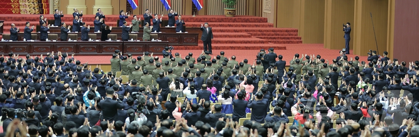 (평양 노동신문=뉴스1) = 북한 노동당 기관지 노동신문은 24일 "최고인민회의 제15기 제1차회의 2일 회의가 23일에 진행됐다"며 김정은 당 총비서의 시정연설 내용을 전했다.[ …