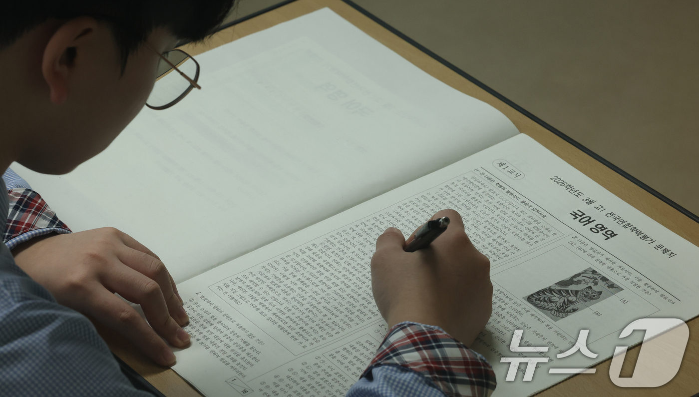 (대전=뉴스1) 김기태 기자 = 올해 첫 전국연합학력평가가 실시된 24일 대전 충남고등학교 1학년 학생들이 시험을 치르고 있다.이번 3월 학력평가는 고3의 경우 국어와 수학 영역에 …