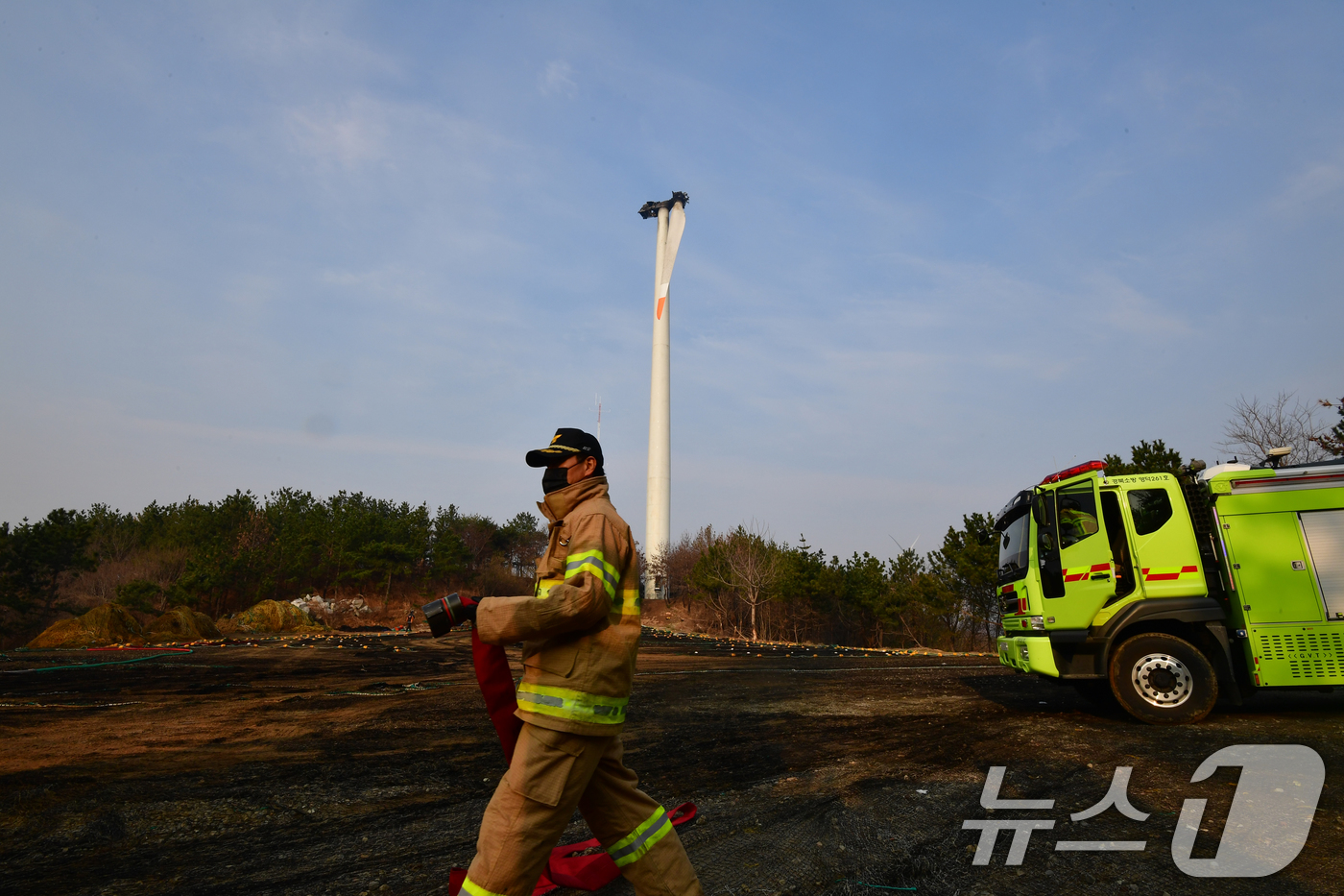 (영덕=뉴스1) 최창호 기자 = 경북 영덕군 창포리 풍력발전기 화재 사고 이틀째인 24일 오전 소방당국이 발전기 블레이드에 남아있는 불을 진화하고 있다.소방당국은 블레이드 3개 중 …