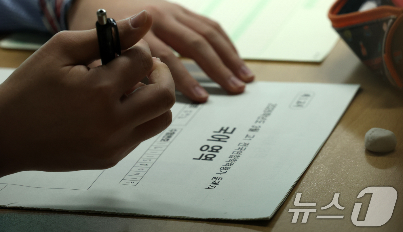 (대전=뉴스1) 김기태 기자 = 올해 첫 전국연합학력평가가 실시된 24일 대전 충남고등학교 1학년 학생들이 시험을 치르고 있다.이번 3월 학력평가는 고3의 경우 국어와 수학 영역에 …