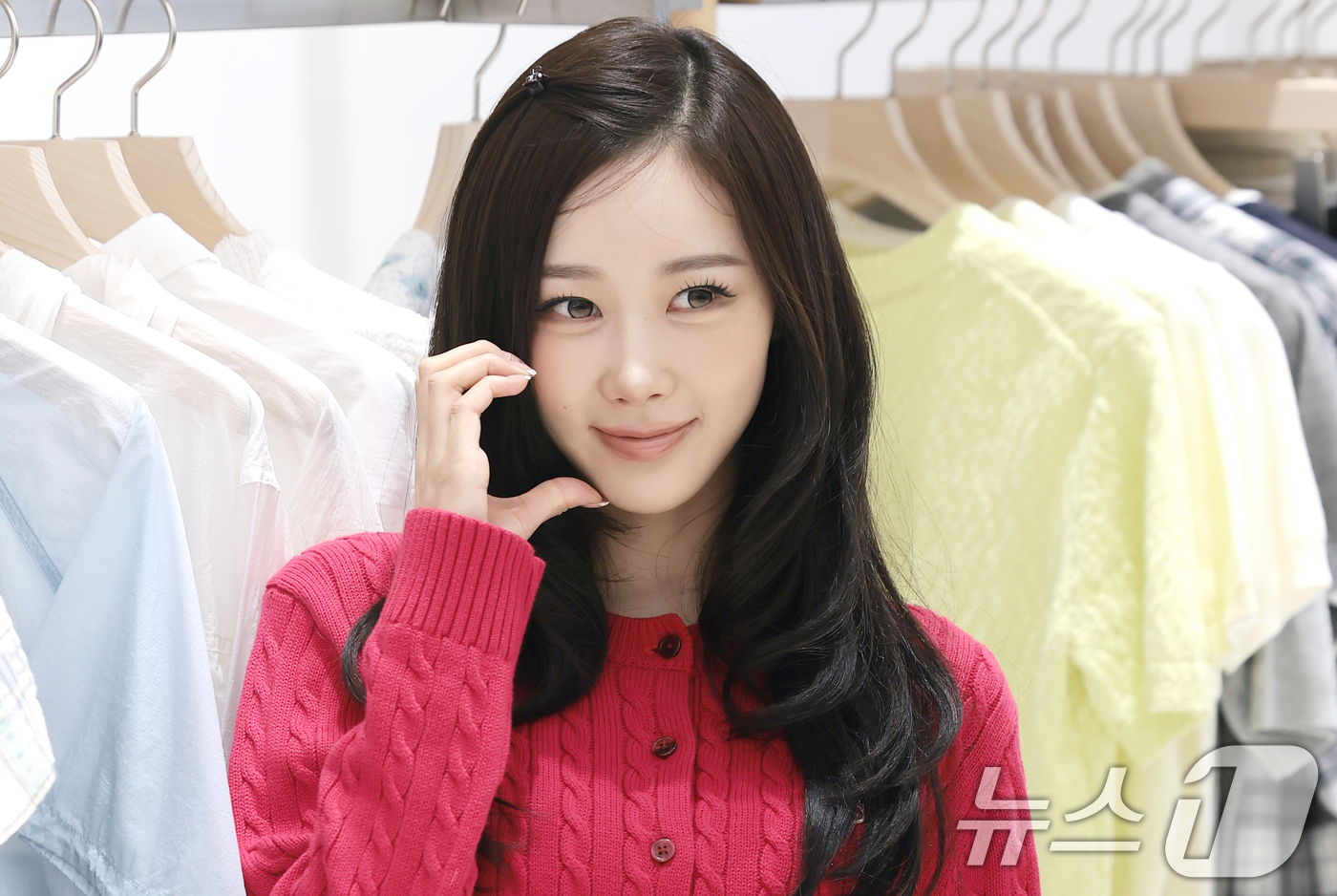 (서울=뉴스1) 권현진 기자 = 에스파 지젤이 24일 오전 서울 성동구 와키윌리 성수 플래그십 스토어에서 열린 오픈 기념 행사에 참석해 포즈를 취하고 있다. 2026.3.24/뉴스 …