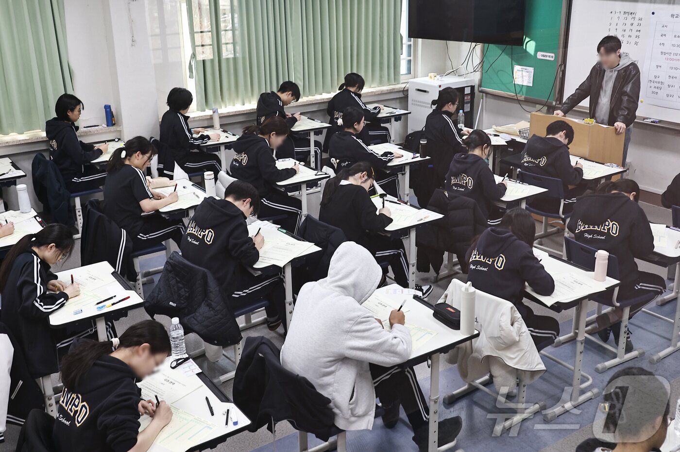 본문 이미지 - 올해 첫 전국 단위 모의고사인 2027학년도 3월 전국연합학력평가가 치러진 24일 오전 서울 서초구 반포고등학교 3학년 교실에서 학생들이 시험 시작을 기다리고 있다. 2026.3.24 ⓒ 뉴스1 사진공동취재단