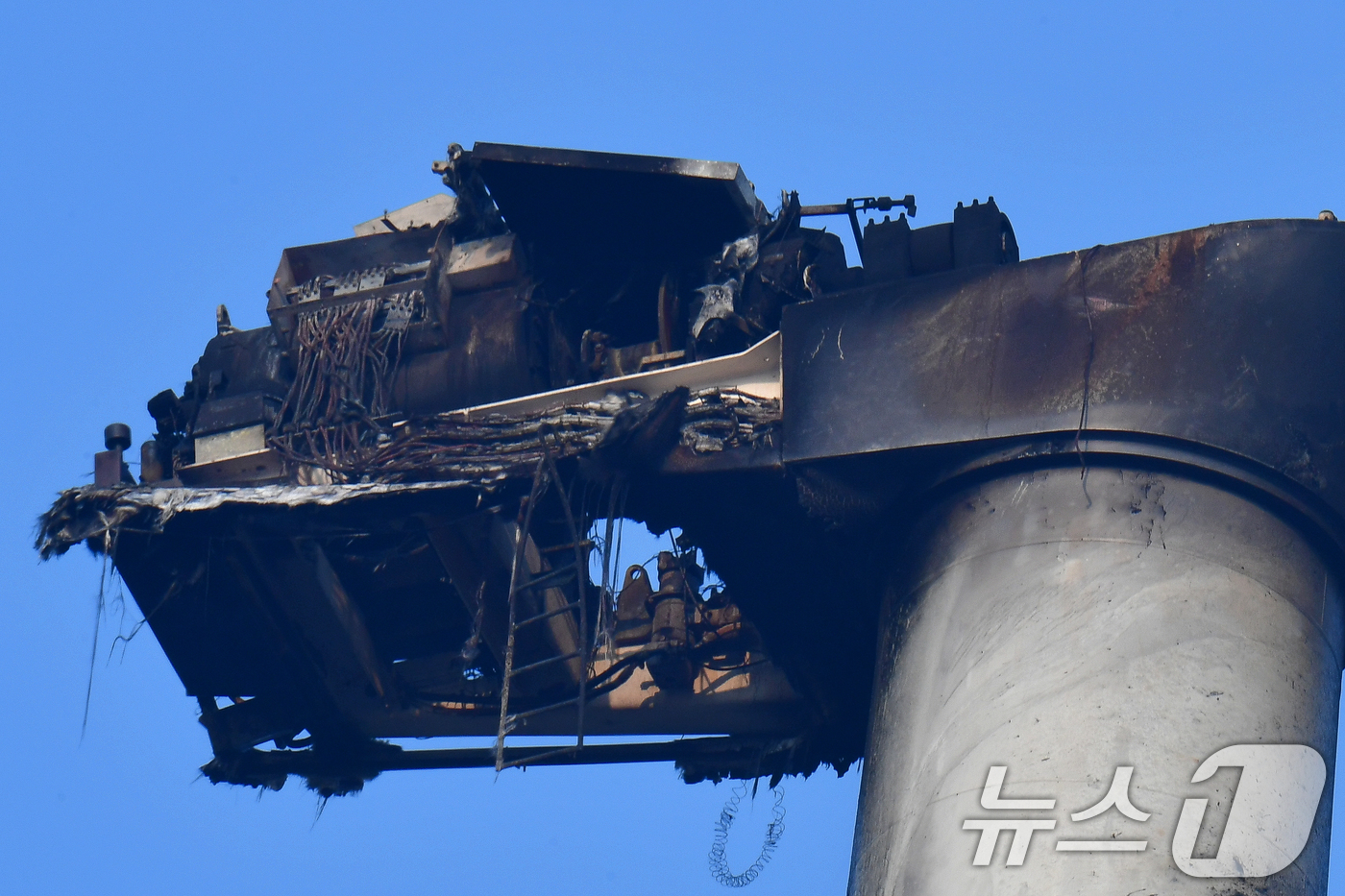 (영덕=뉴스1) 최창호 기자 = 경북 영덕군 창포리 풍력발전기 화재 사고 이틀째인 24일 오전 소방당국이 발전기 블레이드에 남아있는 불을 진화하고 있다.소방당국은 블레이드 3개 중 …