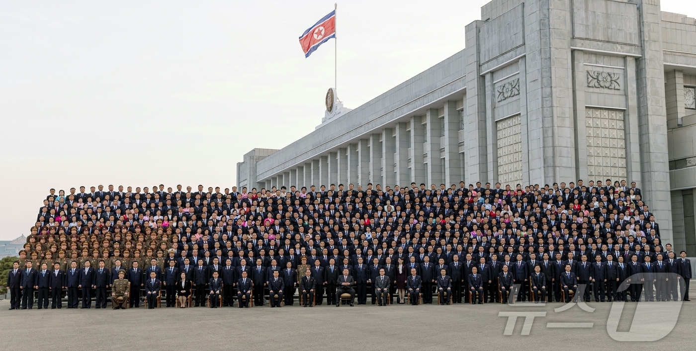 (평양 노동신문=뉴스1) = 북한 노동당 기관지 노동신문은 24일 김정은 당 총비서가 전날 새로 임명된 내각과 대의원들을 평양의사당에서 만나 이들을 격려했다고 보도했다.[국내에서만 …