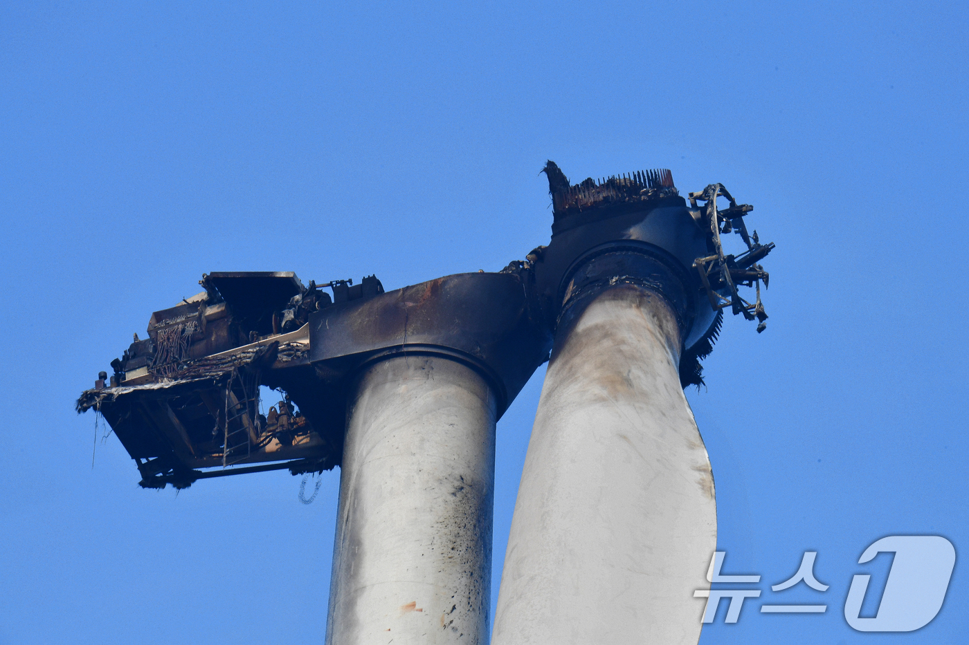 (영덕=뉴스1) 최창호 기자 = 경북 영덕군 창포리 풍력발전기 화재 사고 이틀째인 24일 오전 소방당국이 발전기 블레이드에 남아있는 불을 진화하고 있다.소방당국은 블레이드 3개 중 …