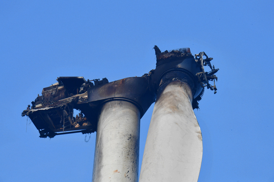 영덕풍력발전기 화재 이틀째…소방, 블레이드·타워 잔불 정리