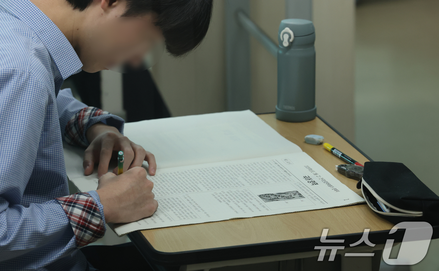 (대전=뉴스1) 김기태 기자 = 올해 첫 전국연합학력평가가 실시된 24일 대전 충남고등학교 1학년 학생들이 시험을 치르고 있다.이번 3월 학력평가는 고3의 경우 국어와 수학 영역에 …