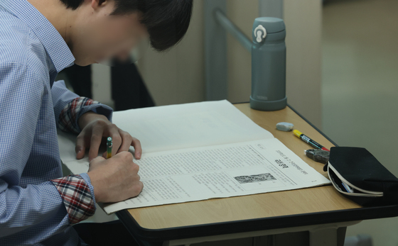 3월 학력평가 치르는 학생