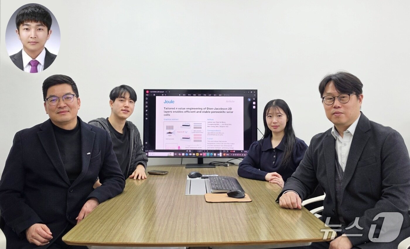 본문 이미지 - (상단) (전)한국화학연구원 문찬수 박사, (왼쪽부터) 한국화학연구원 전남중 박사, KAIST 이재희 석박통합과정생, KAIST 나하진 석사과정생, KAIST 생명화학공학과 서장원 석좌교수. (KAIST 제공. 재판매 및 DB금지) 2026.3.24/뉴스1