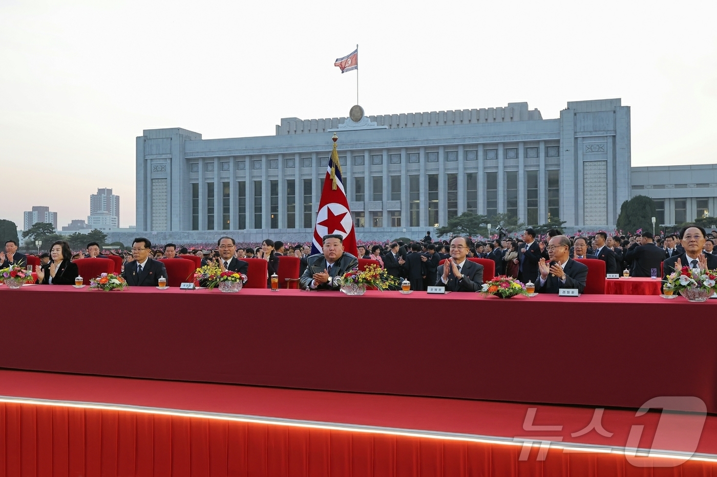 (평양 노동신문=뉴스1) = 북한 노동당 기관지 노동신문은 24일 "김정은 동지를 국가 수반으로 또다시 높이 추대한 크나큰 영광과 환희로 온 나라가 끝없이 설레이는 속에 최고인민회 …