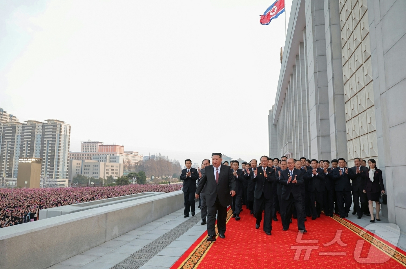 (평양 노동신문=뉴스1) = 북한 노동당 기관지 노동신문은 24일 "김정은 동지를 국가 수반으로 또다시 높이 추대한 크나큰 영광과 환희로 온 나라가 끝없이 설레이는 속에 최고인민회 …
