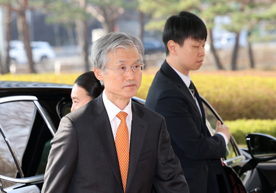 대법원으로 향하는 조희대 대법원장