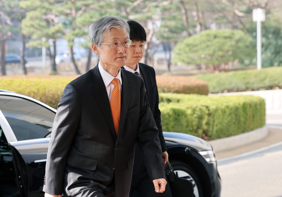 출근하는 조희대 대법원장