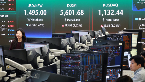 '5600선 회복'···코스피, 코스닥 상승 출발