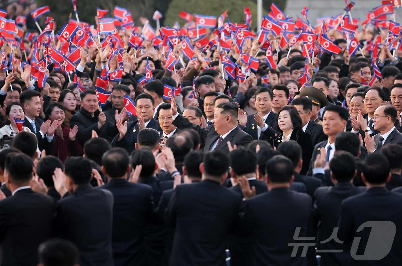 (평양 노동신문=뉴스1) = 북한 노동당 기관지 노동신문은 24일 "김정은 동지를 국가 수반으로 또다시 높이 추대한 크나큰 영광과 환희로 온 나라가 끝없이 설레이는 속에 최고인민회 …