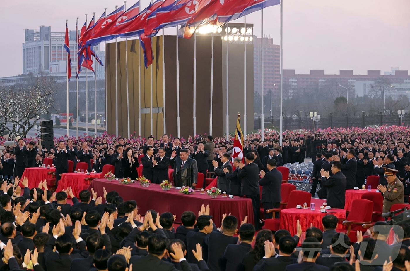 (평양 노동신문=뉴스1) = 북한 노동당 기관지 노동신문은 24일 "김정은 동지를 국가 수반으로 또다시 높이 추대한 크나큰 영광과 환희로 온 나라가 끝없이 설레이는 속에 최고인민회 …