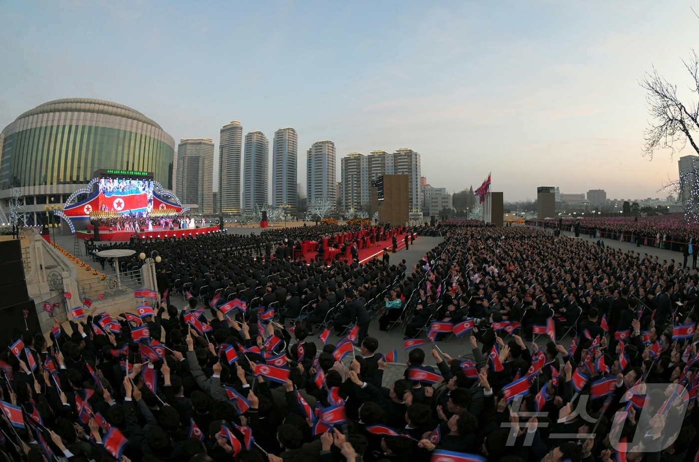(평양 노동신문=뉴스1) = 북한 노동당 기관지 노동신문은 24일 "김정은 동지를 국가 수반으로 또다시 높이 추대한 크나큰 영광과 환희로 온 나라가 끝없이 설레이는 속에 최고인민회 …