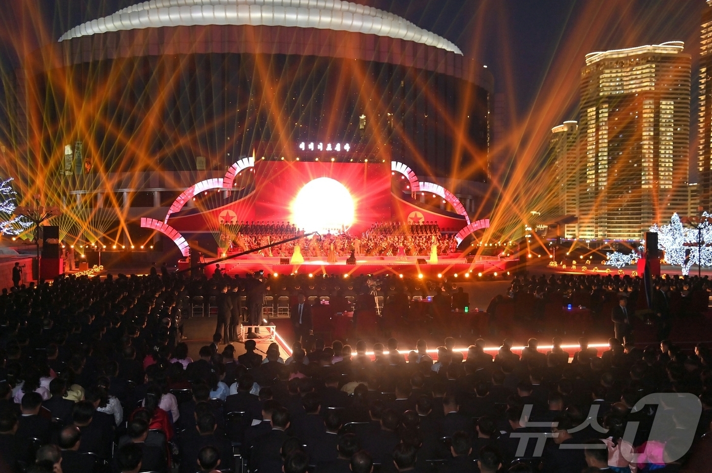 (평양 노동신문=뉴스1) = 북한 노동당 기관지 노동신문은 24일 "김정은 동지를 국가 수반으로 또다시 높이 추대한 크나큰 영광과 환희로 온 나라가 끝없이 설레이는 속에 최고인민회 …