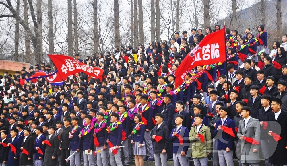 (평양 노동신문=뉴스1) = 북한 노동당 기관지 노동신문은 24일 황해남도 고급중학교(고등학교) 졸업반 학생들이 '조국 보위 초소'로 탄원(자원)했다고 선전했다.[국내에서만 사용가 …