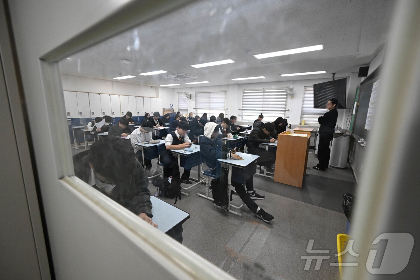 본문 이미지 - 2026년 3월 전국연합학력평가가 실시된 24일 오전 서울 금천구 금천고등학교에서 학생들이 시험을 준비하고 있다. 2026.3.24 ⓒ 뉴스1 사진공동취재단