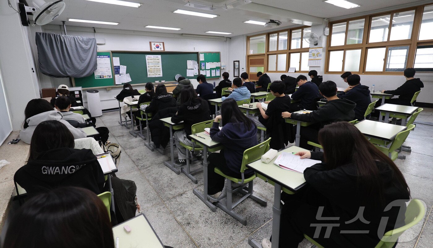 본문 이미지 - 2026년 3월 전국연합학력평가일인 24일 오전 서울 광진구 광남고등학교에서 수험생들이 시험 준비를 하고 있다. 2026.3.24 ⓒ 뉴스1 사진공동취재단