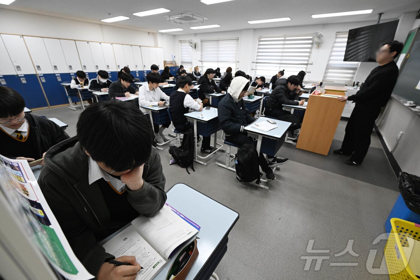본문 이미지 - 2026년 3월 전국연합학력평가가 실시된 24일 오전 서울 금천구 금천고등학교에서 학생들이 시험을 준비하고 있다. 2026.3.24 ⓒ 뉴스1 사진공동취재단