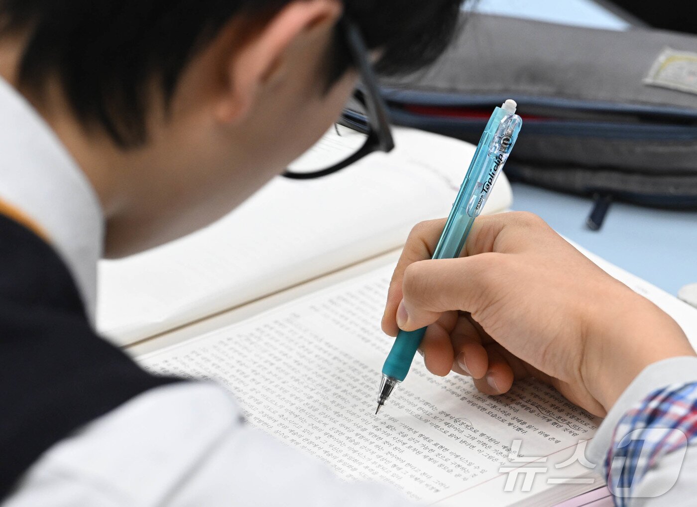 본문 이미지 - 2026년 3월 전국연합학력평가가 실시된 24일 오전 서울 금천구 금천고등학교에서 학생들이 시험을 준비하고 있다. 2026.3.24 ⓒ 뉴스1 사진공동취재단