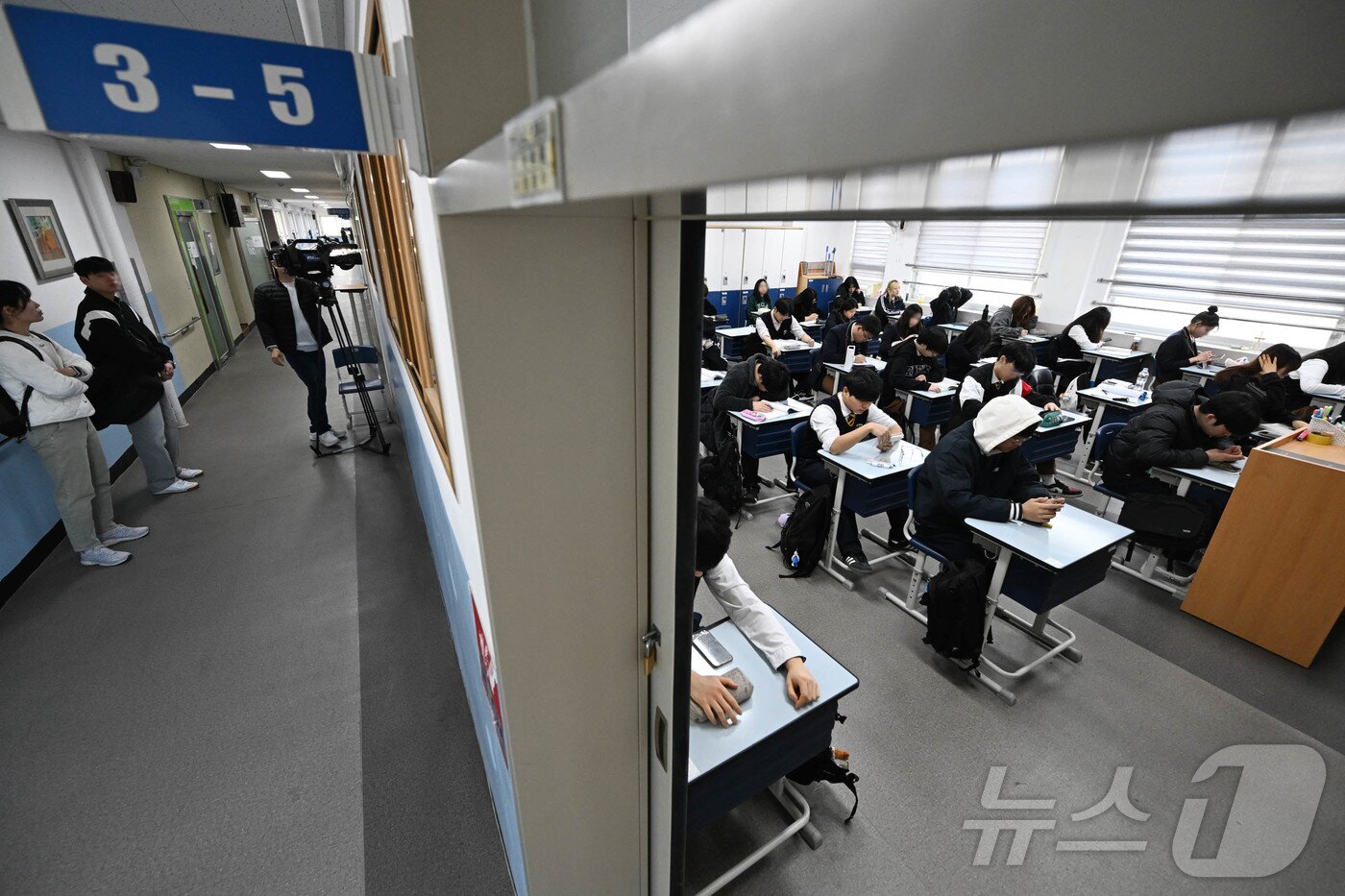 본문 이미지 - 2026년 3월 전국연합학력평가가 실시된 24일 오전 서울 금천구 금천고등학교에서 학생들이 시험을 준비하고 있다. 2026.3.24 ⓒ 뉴스1 사진공동취재단