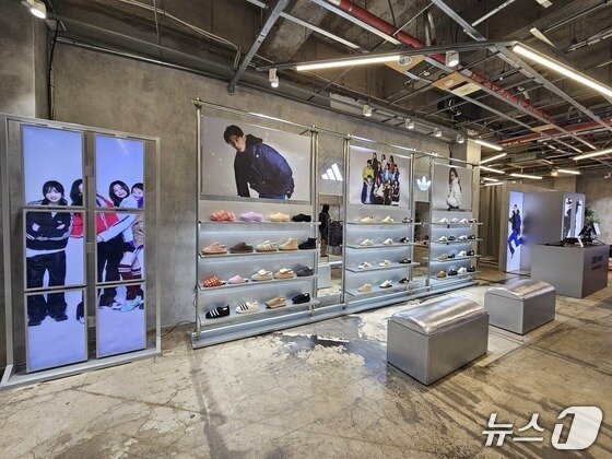 본문 이미지 - ABC마트가 지난 12월 성수동에서 팝업스토어를 오픈한 모습.@뉴스1