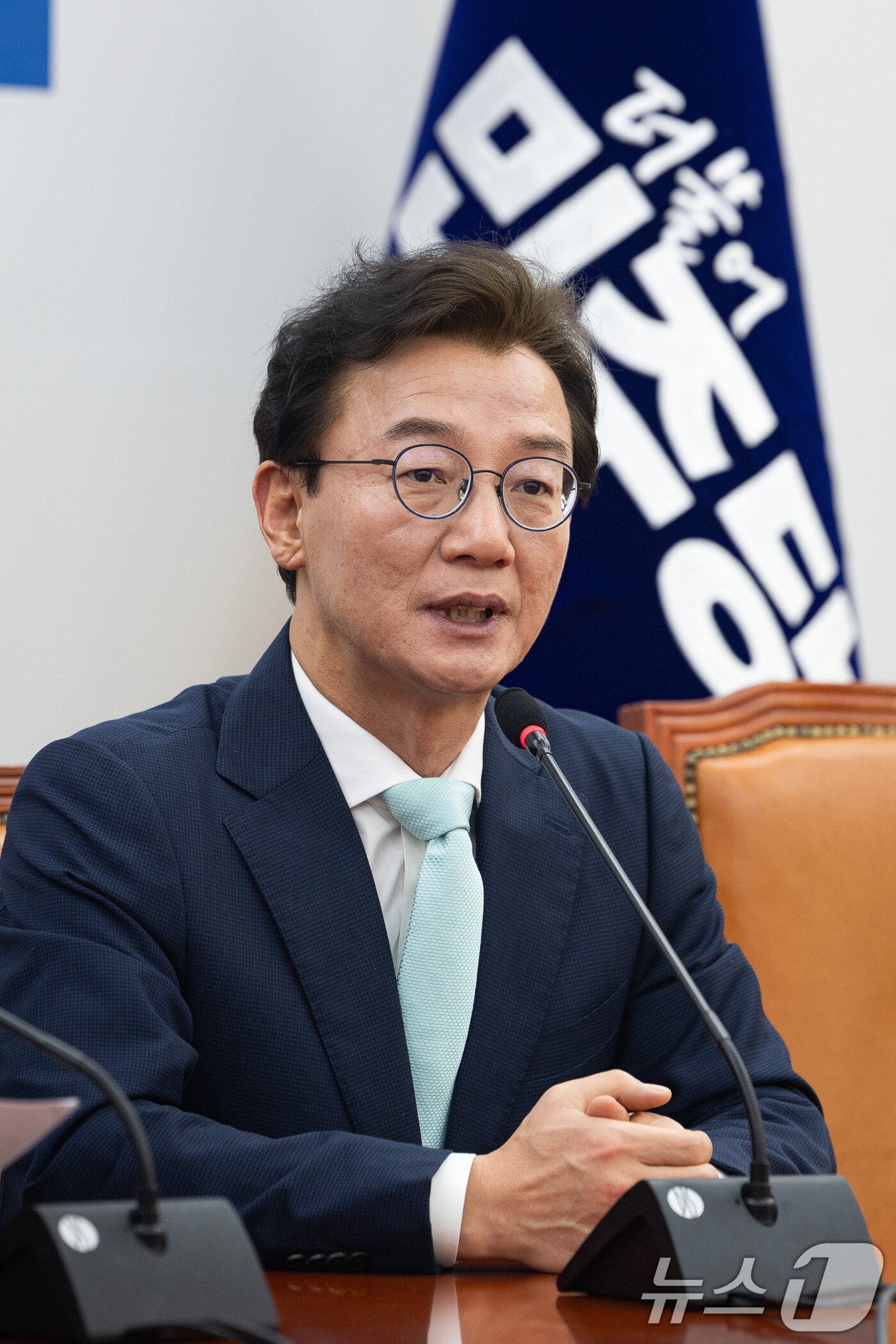 본문 이미지 - 전재수 더불어민주당 의원이 24일 서울 여의도 국회에서 부산 글로벌허브도시 특별법 관련 한병도 원내대표와 면담하고 있다. 2026.3.24 ⓒ 뉴스1 유승관 기자