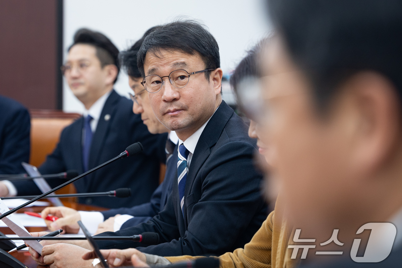 (서울=뉴스1) 유승관 기자 = 한병도 더불어민주당 원내대표가 24일 서울 여의도 국회에서 열린 원내대책회의에 참석하고 있다. 2026.3.24/뉴스1