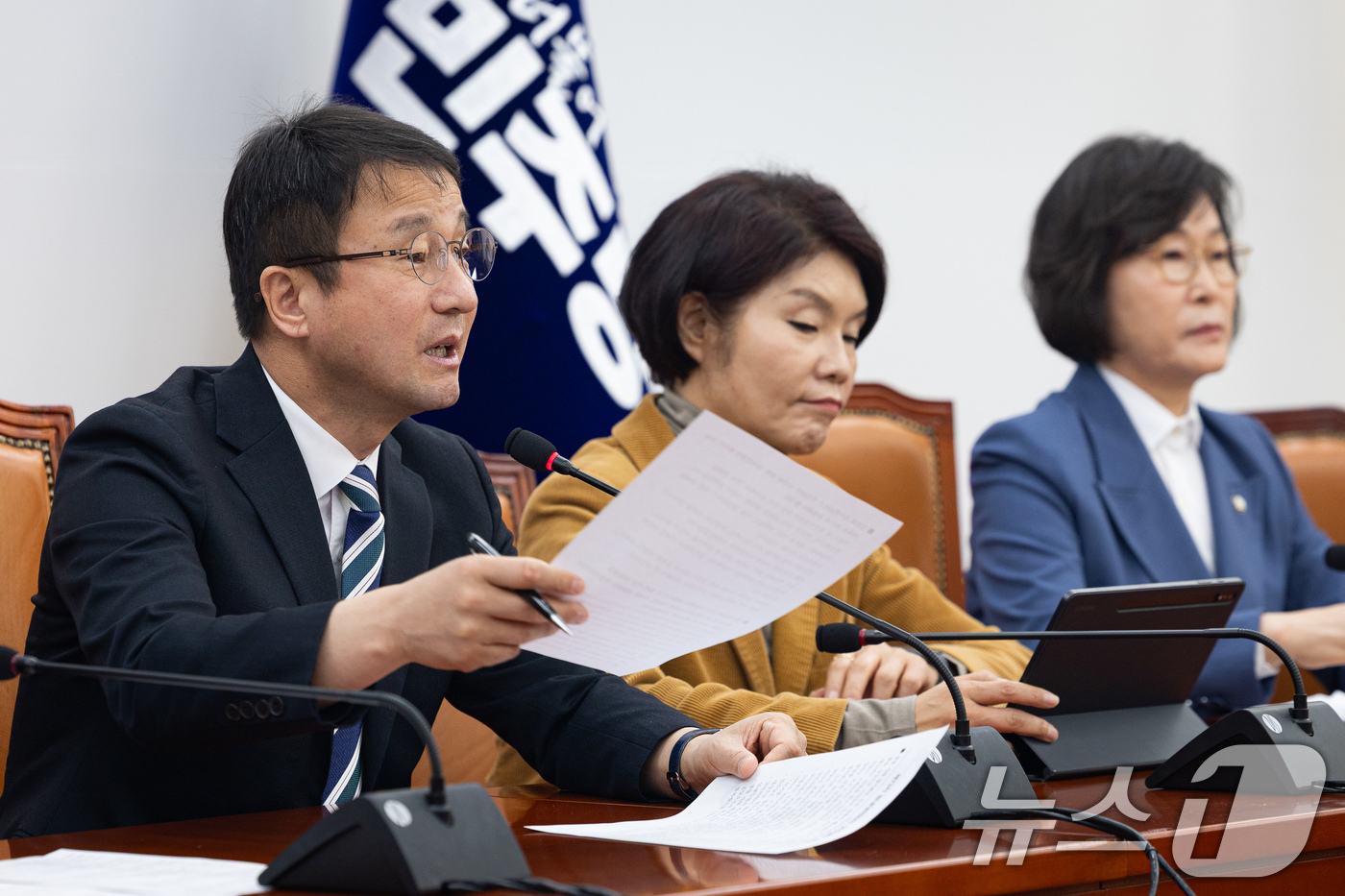 (서울=뉴스1) 유승관 기자 = 한병도 더불어민주당 원내대표가 24일 서울 여의도 국회에서 열린 원내대책회의에서 모두 발언을 하고 있다. 2026.3.24/뉴스1