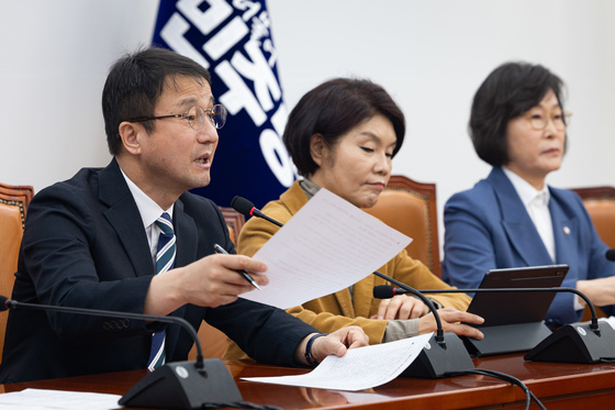 與 "국힘, 민생 추경 거래 대상 삼으려 해…발목잡기·무책임 극치"