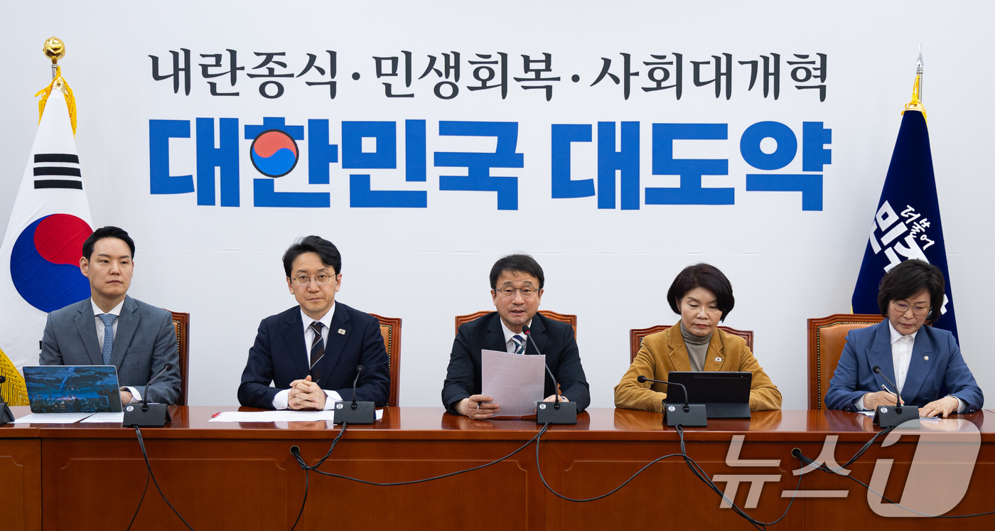 (서울=뉴스1) 유승관 기자 = 한병도 더불어민주당 원내대표가 24일 서울 여의도 국회에서 열린 원내대책회의에서 모두 발언을 하고 있다. 2026.3.24/뉴스1