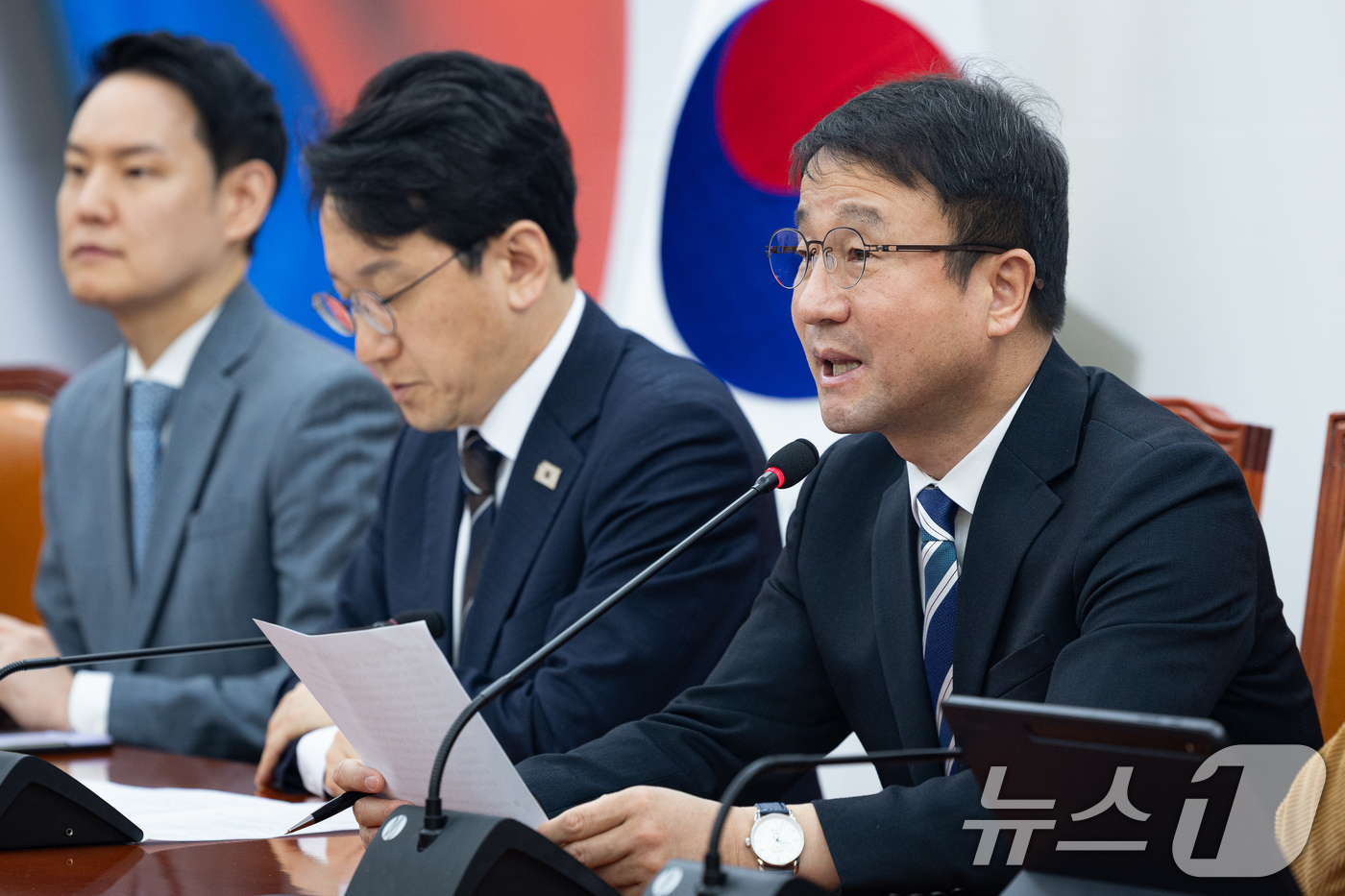 (서울=뉴스1) 유승관 기자 = 한병도 더불어민주당 원내대표가 24일 서울 여의도 국회에서 열린 원내대책회의에서 모두 발언을 하고 있다. 2026.3.24/뉴스1