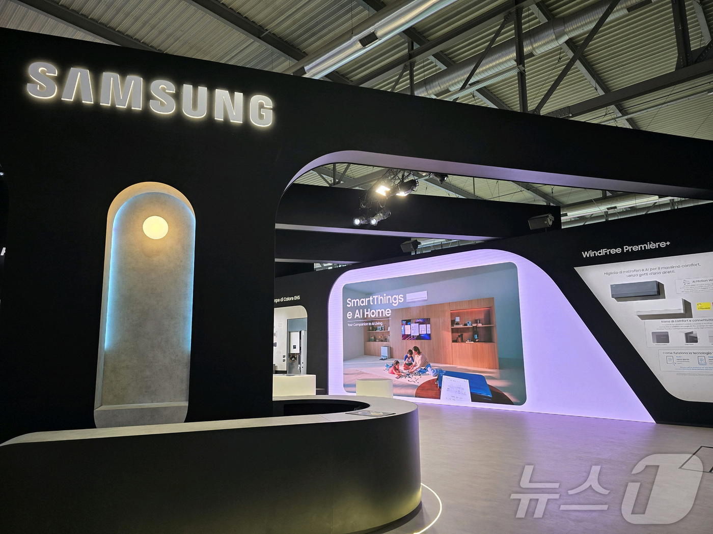 (서울=뉴스1) = 삼성전자가 24일(현지시간) 이탈리아 밀라노에서 개최되는 유럽 최대 냉난방공조 전시회 'MCE2026'에서 플랙트그룹과 함께 주거용∙상업용 공조 솔루션을 선보인 …